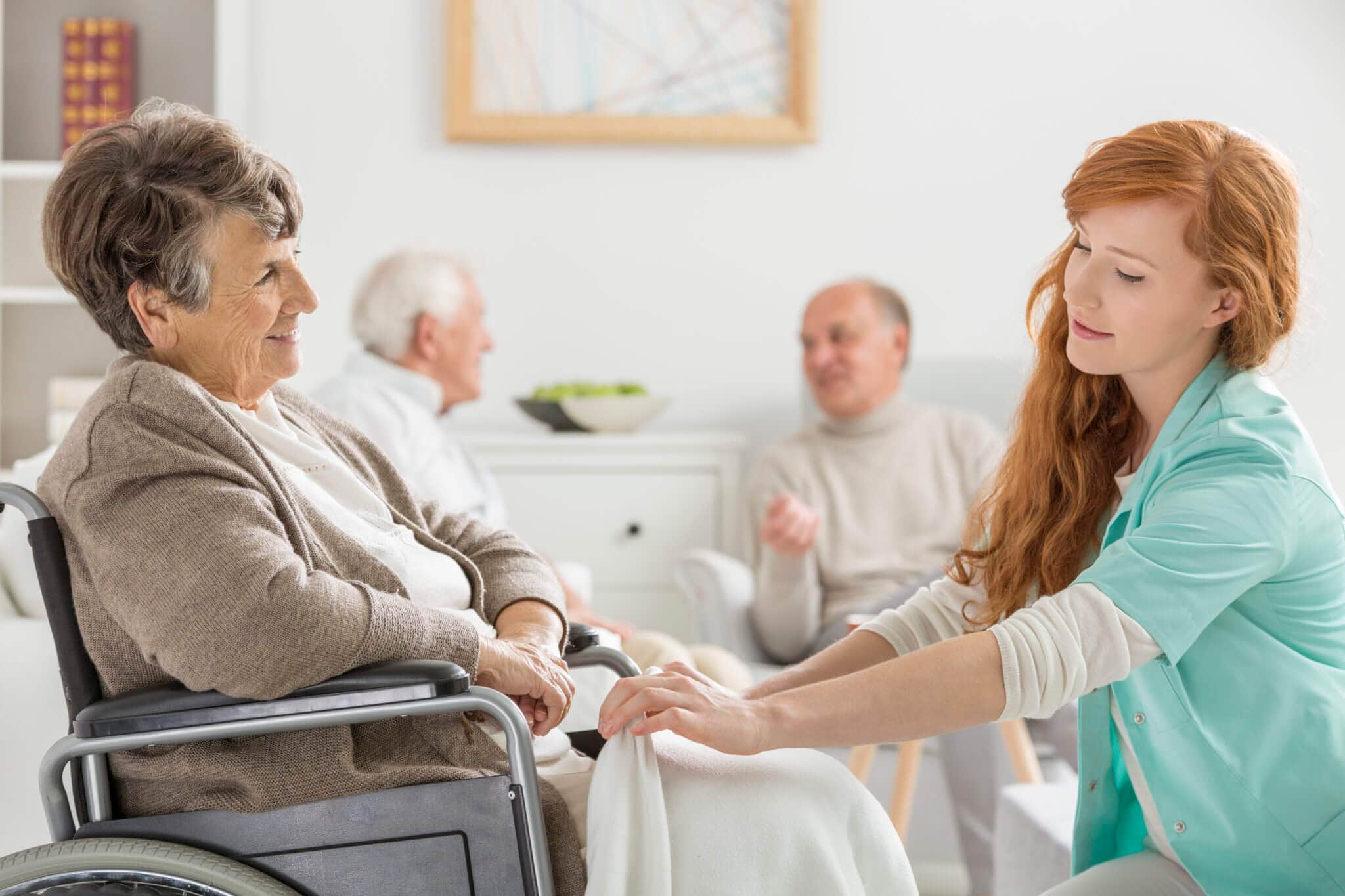 Pflegerin im vertrauten Gespräch mit einer Patientin