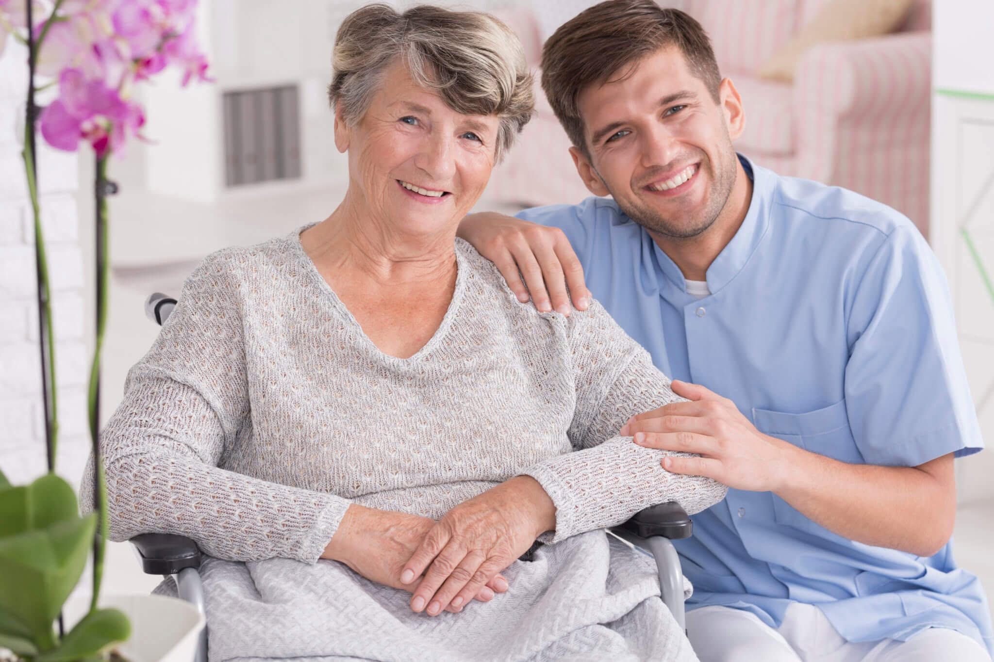 Pflegerin im Gespräch mit einem Senior