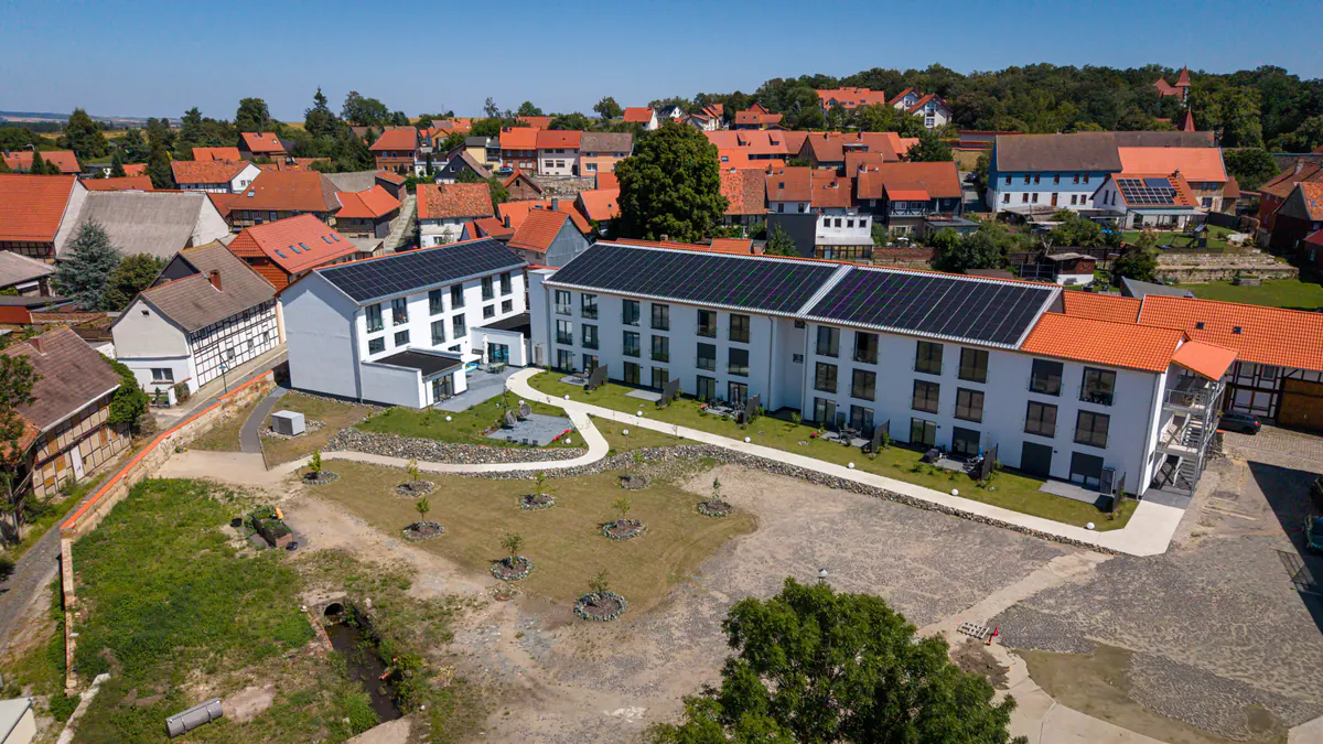 Luftbild der Wohnanlage Rittergut Derenburg mit Innenhof und Garten