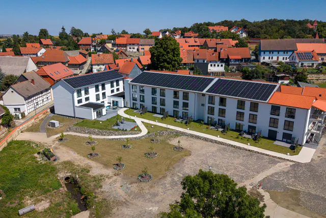 Luftbild der Wohnanlage Rittergut Derenburg mit Innenhof und Garten