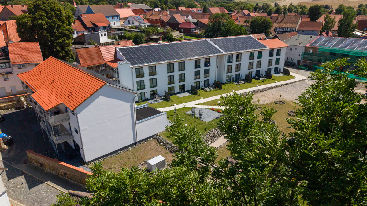 Die Wohnanlage aus der Luft mit Blick über die Dächer von Derenburg