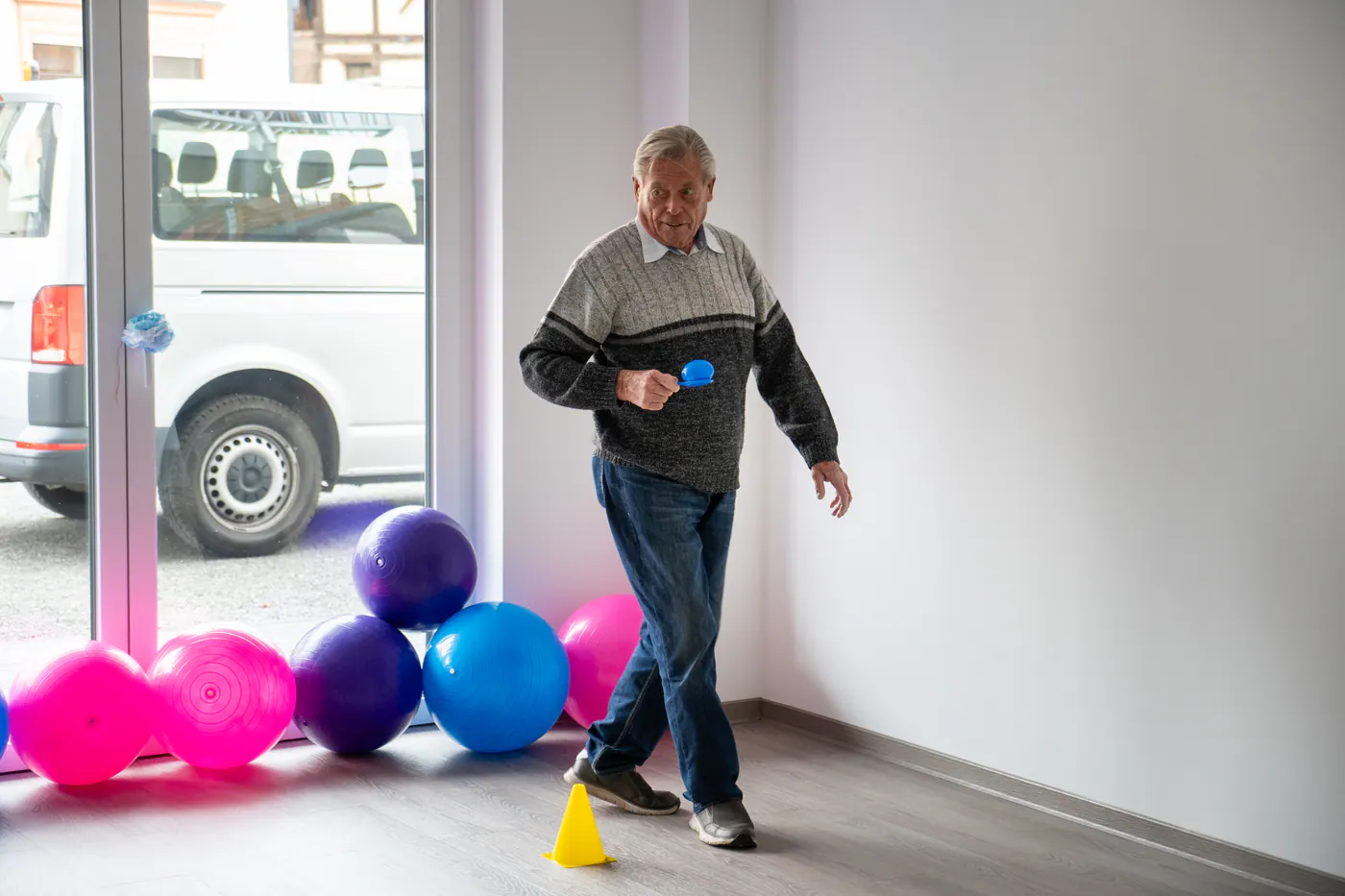 Ein Bewohner beim Eierlauf-Spiel, begleitet vom Team