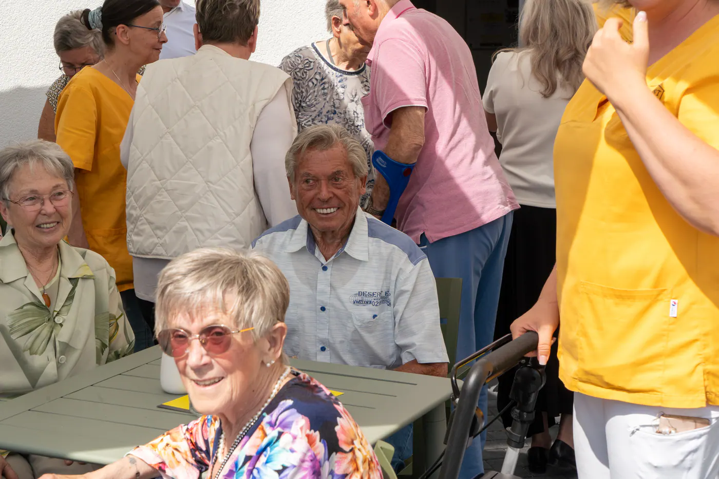 Ein lachender älterer Herr beim Sommerfest auf dem Rittergut