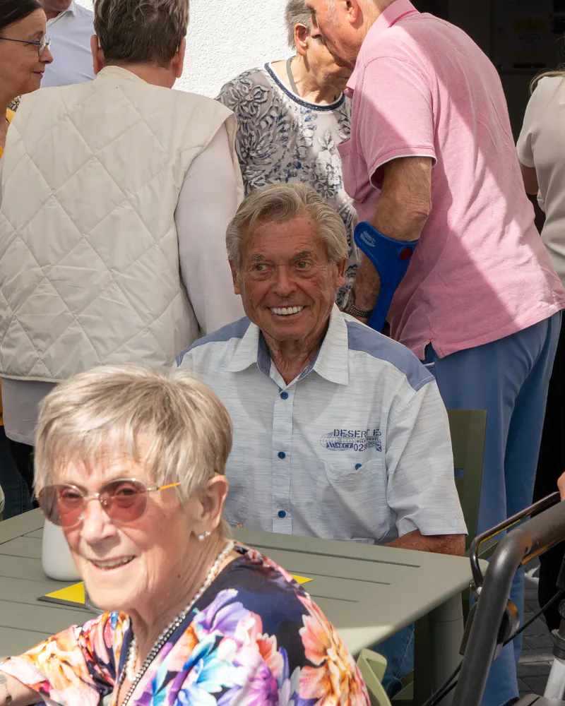 Ein Bewohner lacht beim Sommerfest auf dem Rittergut Derenburg