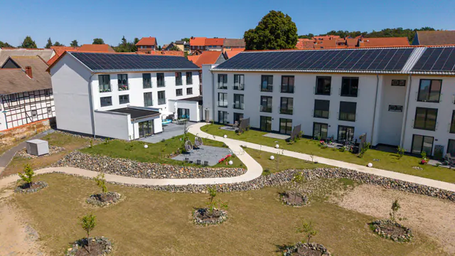 Die sanierten Fachwerkgebäude des Ritterguts