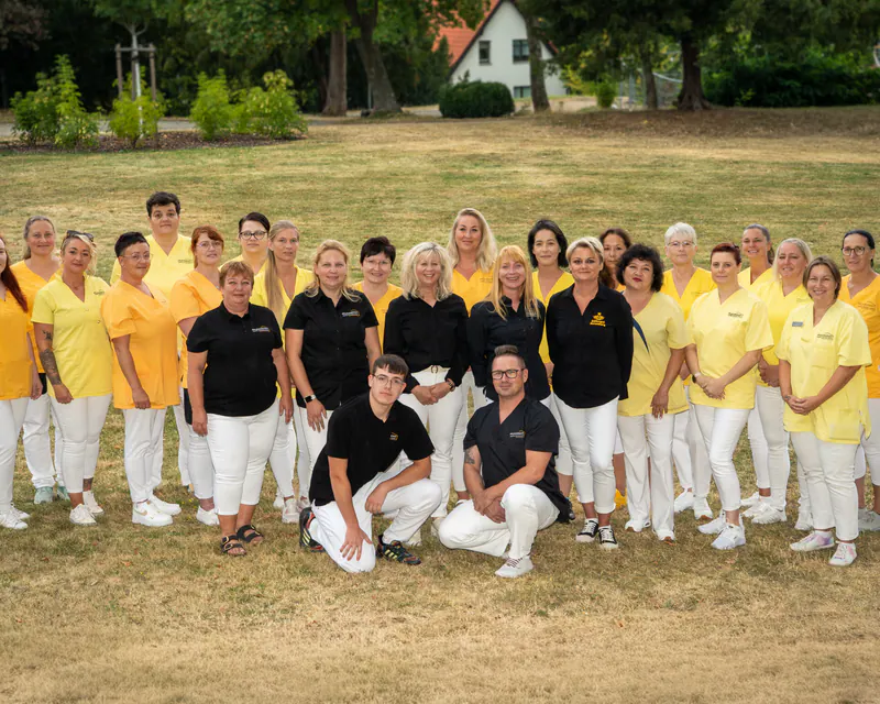 Das Team auf einer Wiese