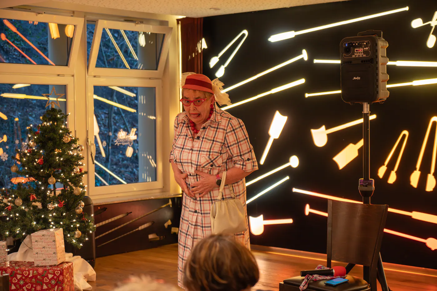 Eine Bewohnerin bei einem Auftritt zur Weihnachtsfeier